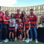Filipe Luís e Rodrigo Caio recebem homenagem do Flamengo no Maracanã