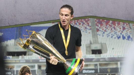 Filipe Luis com a taça da Supercopa em 2025