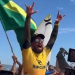 Brasileiro Filipe Toledo é bicampeão mundial de surfe