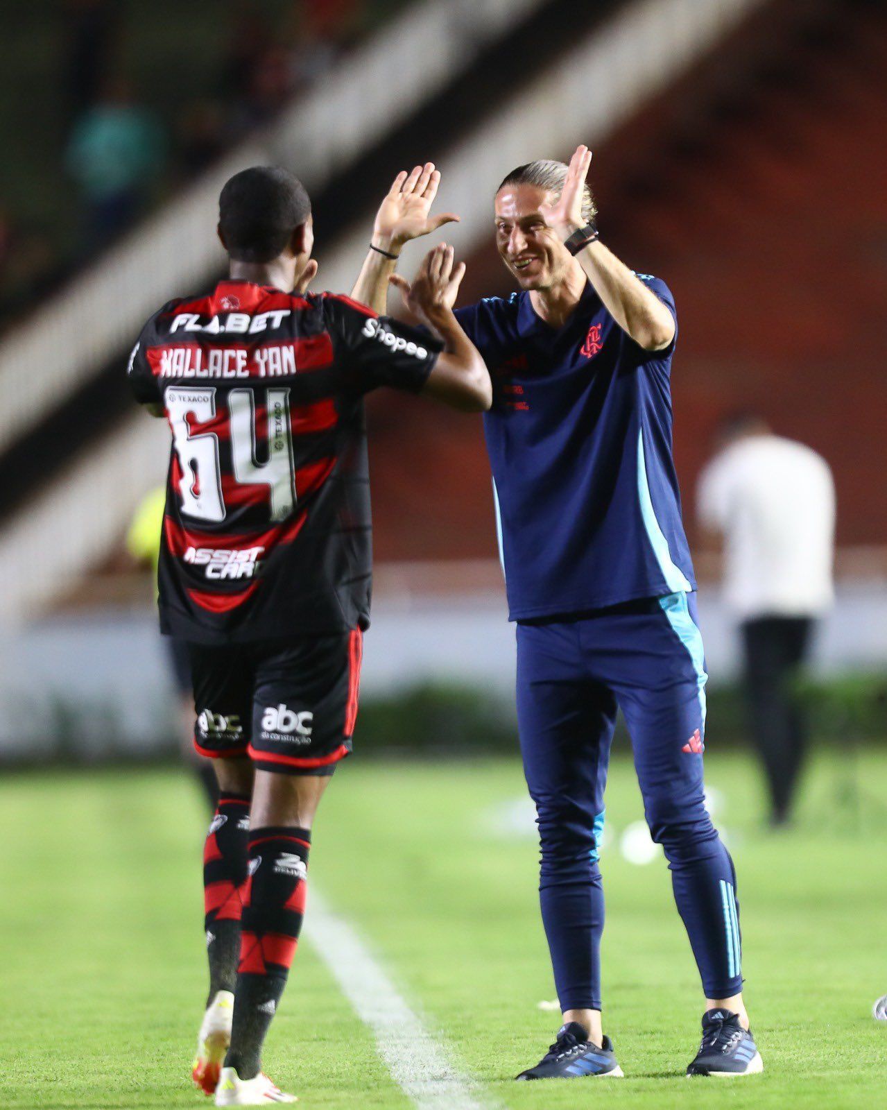 Filipe Luís elogia opções no Flamengo: 'Estão me dando dor de cabeça'