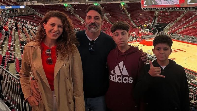 Técnico do Sada Cruzeiro, Filipe Ferraz assiste a jogo da NBA acompanhado da família