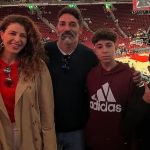 Técnico do Sada Cruzeiro, Filipe Ferraz assiste a jogo da NBA acompanhado da família