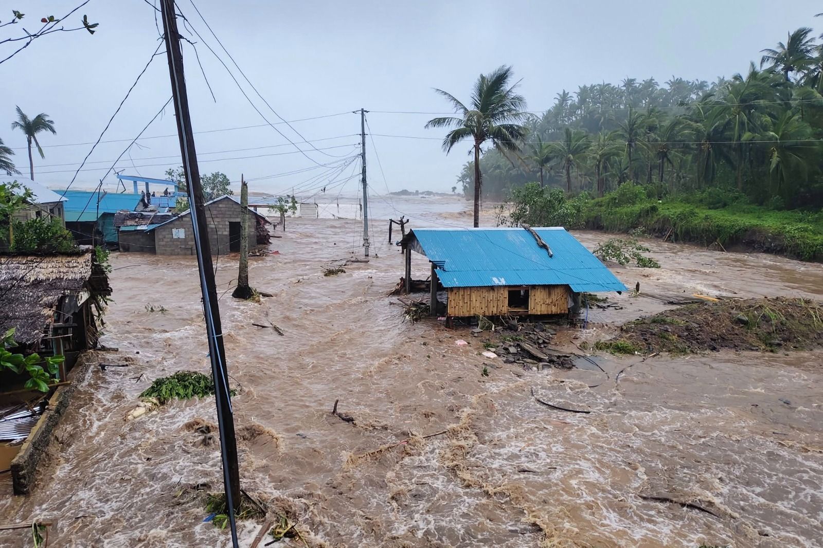 Quase um milhão de pessoas são evacuadas nas Filipinas com a chegada de supertufão
