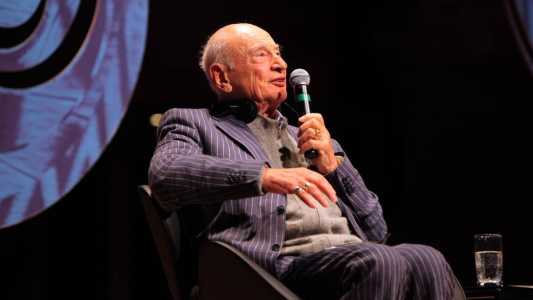 Filósofo Edgar Morin em palestra no Brasil