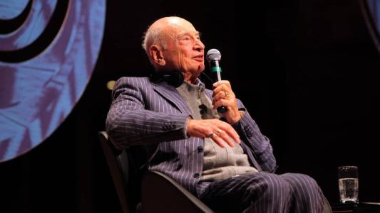 Filósofo Edgar Morin em palestra no Brasil