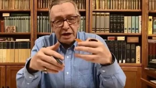 Filósofo que inspirou Bolsonaro, Olavo de Carvalho é reverenciado por apoiadores do ex-presidente