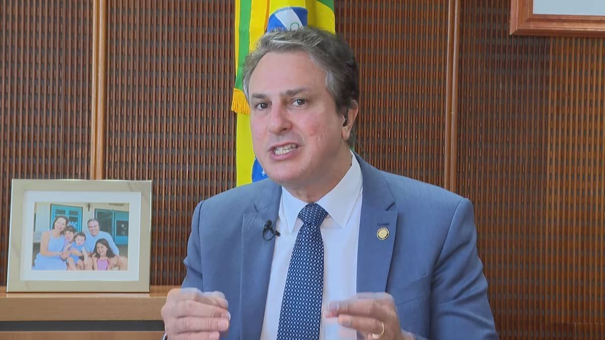 Fim das escolas cívico-militares não é questão política, mas sim pedagógica, diz ministro à CNN