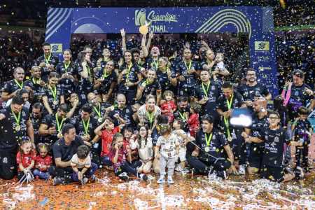 Jogadoras do Osasco celebram do título da Superliga Feminina de Vôlei 2024/2025