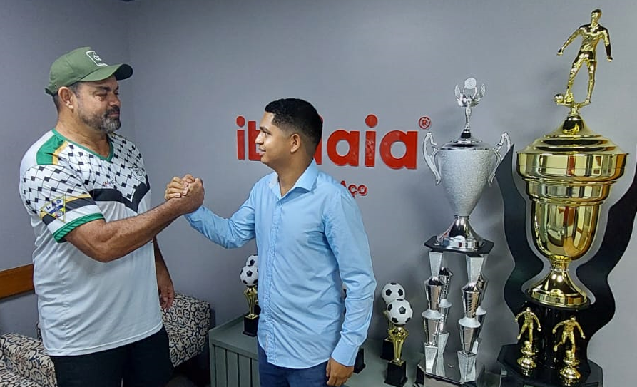 Técnicos finalistas da Copa Itatiaia EstrelaBet Vale do Aço demonstram respeito antes da final