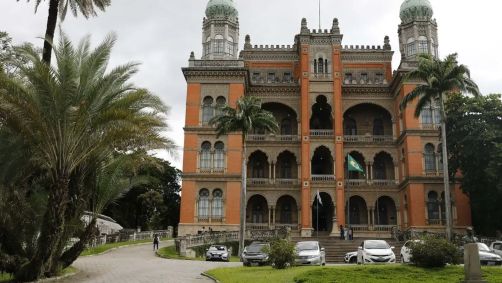 Foto mostra fachada da sede da Fiocruz