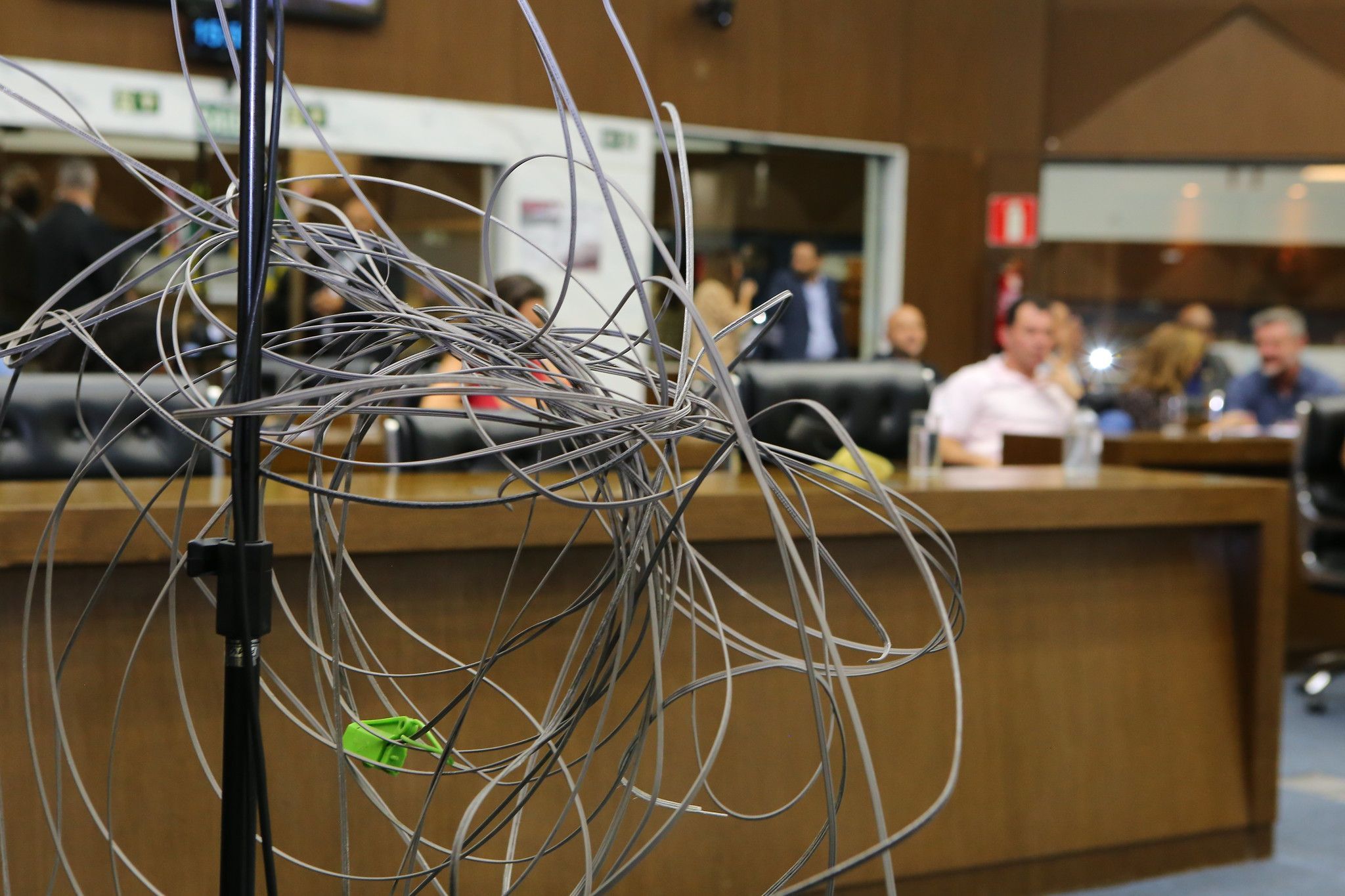 Câmara de BH aprova projeto que prevê retirada de fios e cabos soltos nas ruas