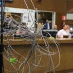 Câmara de BH aprova projeto que prevê retirada de fios e cabos soltos nas ruas