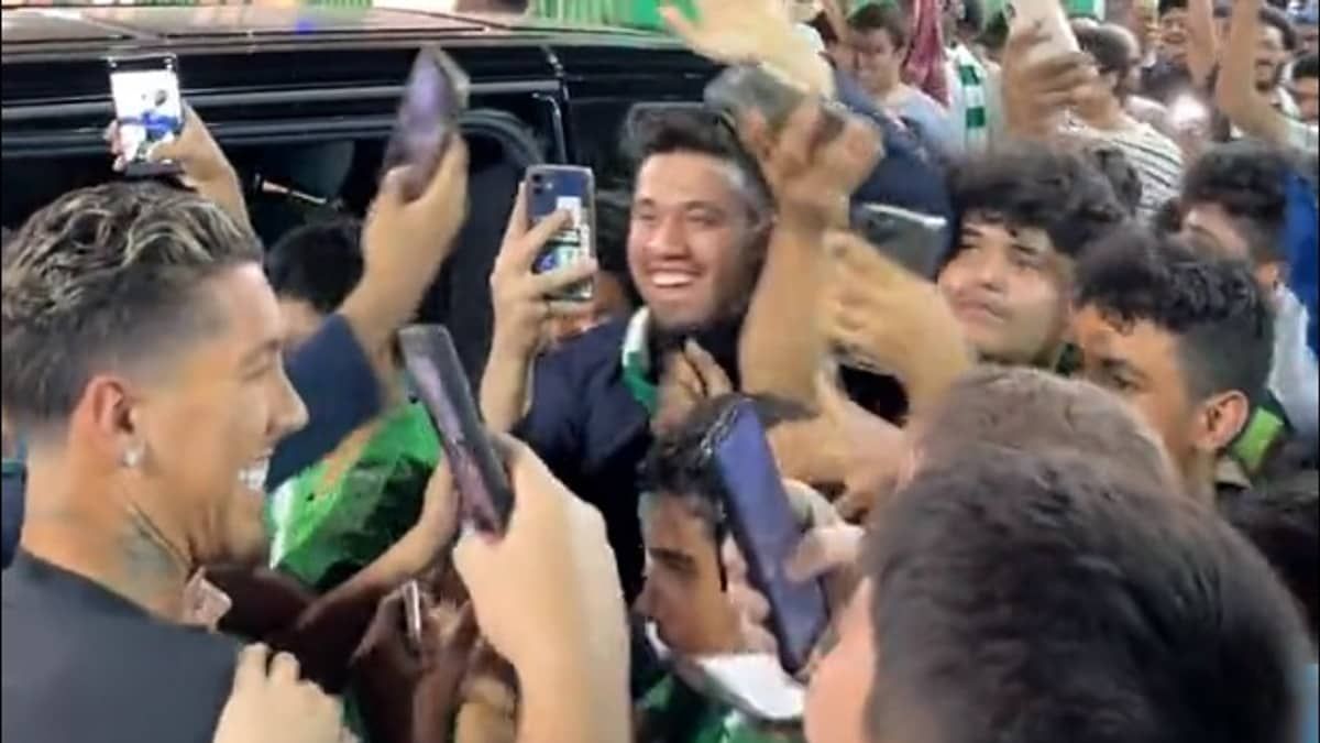 Firmino é cercado por multidão de torcedores em chegada na Arábia; assista