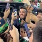 Firmino é cercado por multidão de torcedores em chegada na Arábia; assista
