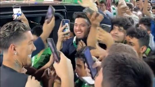 Firmino é cercado por multidão de torcedores