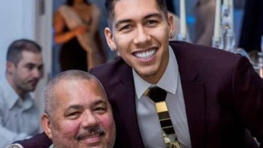 Firmino em foto ao lado do pai, José Roberto Cordeiro de Oliveira