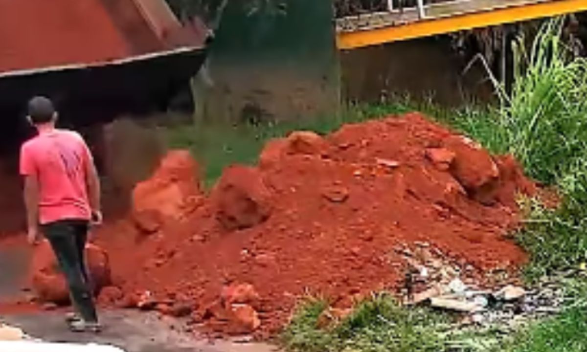 Fiscalização embarga obras sem licença na Zona Norte de Juiz de Fora