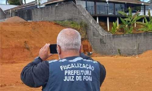 Fiscalização interdita obra sem licença perto do Aeroporto da Serrinha em Juiz de Fora