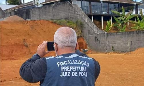 Fiscalização interdita obra sem licença perto do Aeroporto da Serrinha em Juiz de Fora