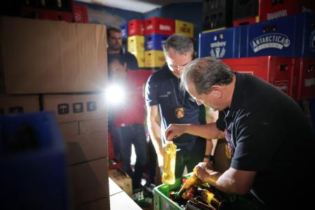 Fiscalização analisa bebidas em bar de São Paulo