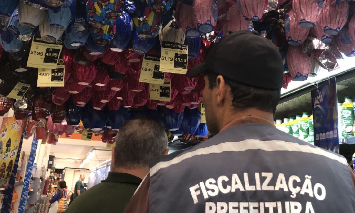 Fiscalização e Procon realizam vistoria em lojas de produtos típicos de Páscoa