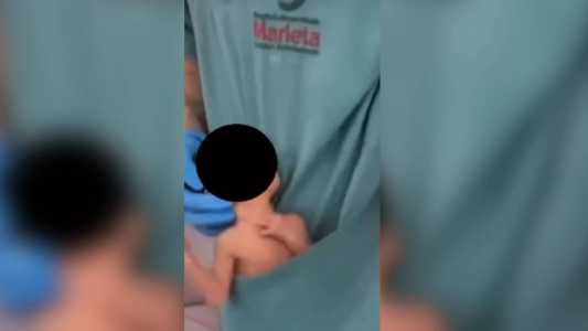 Nas imagens, a fisioterapeuta canta e dança ao som da música “Desenrola, Bate, Joga de Ladin”