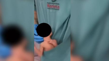Nas imagens, a fisioterapeuta canta e dança ao som da música “Desenrola, Bate, Joga de Ladin”