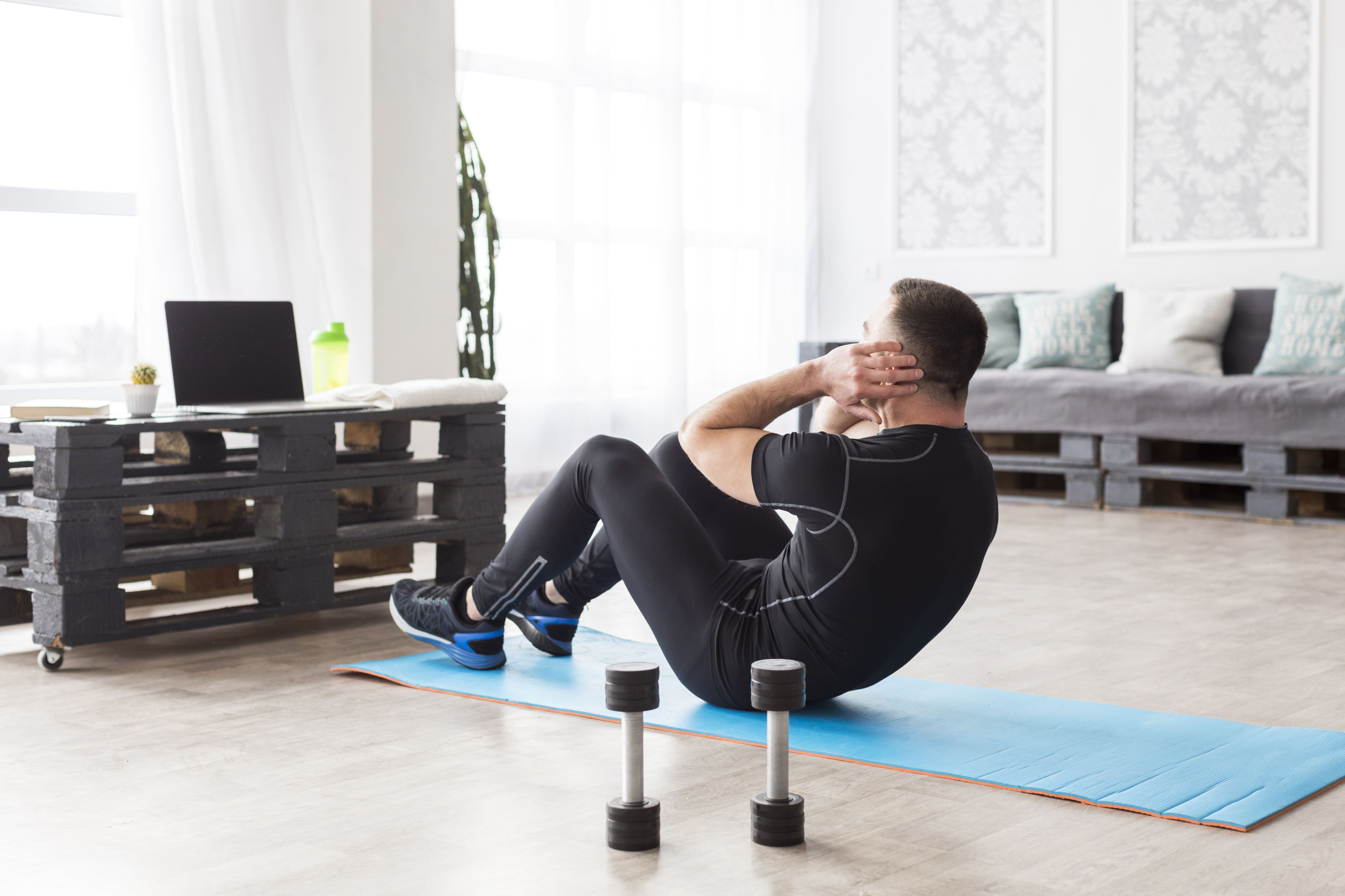 Treino em casa: circuito de 30 minutos melhora força e resistência