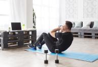 Core em casa: 4 exercícios simples para postura, equilíbrio e reduzir dores nas costas