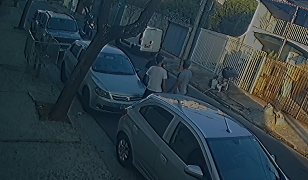 Vídeo flagra furto de Fiorino em BH enquanto dono conversava com a família