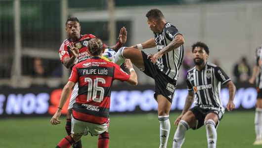 Em mais um jogo com arbitragem polêmica, Fluminense e Vitória empataram por 2 a 2, nesta sexta-feira, no Rio, no retorno do clube tricolor ao estádio do Maracanã.