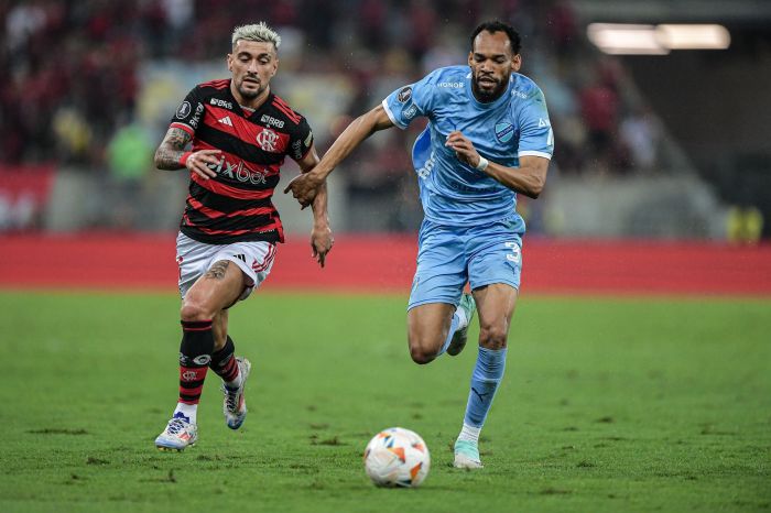 Arrascaeta, do Flamengo, e Anderson, do Bolívar, em disputa no Maracanã