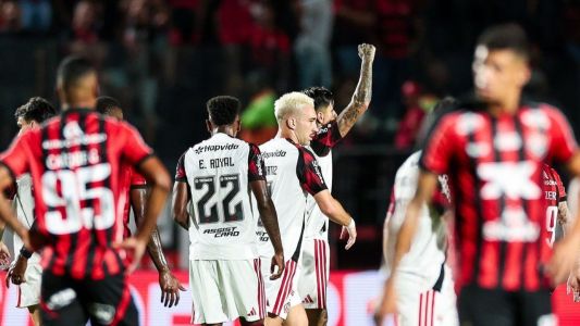 Erick Pulgar comemora gol do Flamengo sobre o Vitória ao lado de companheiros