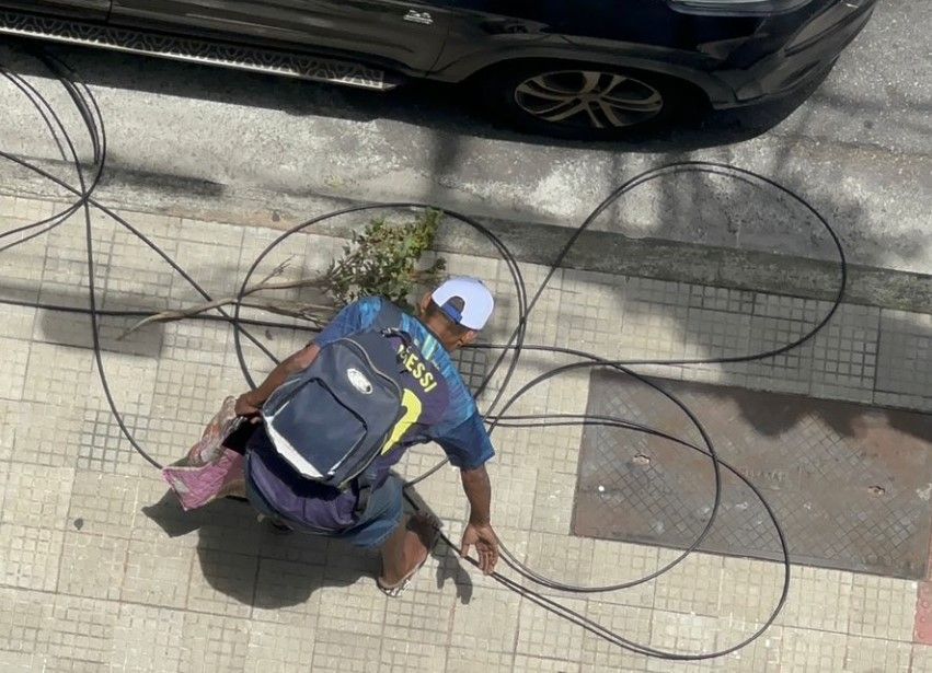 Vídeo: em plena luz do dia, moradores flagram homem furtando cabos no bairro Buritis, em BH