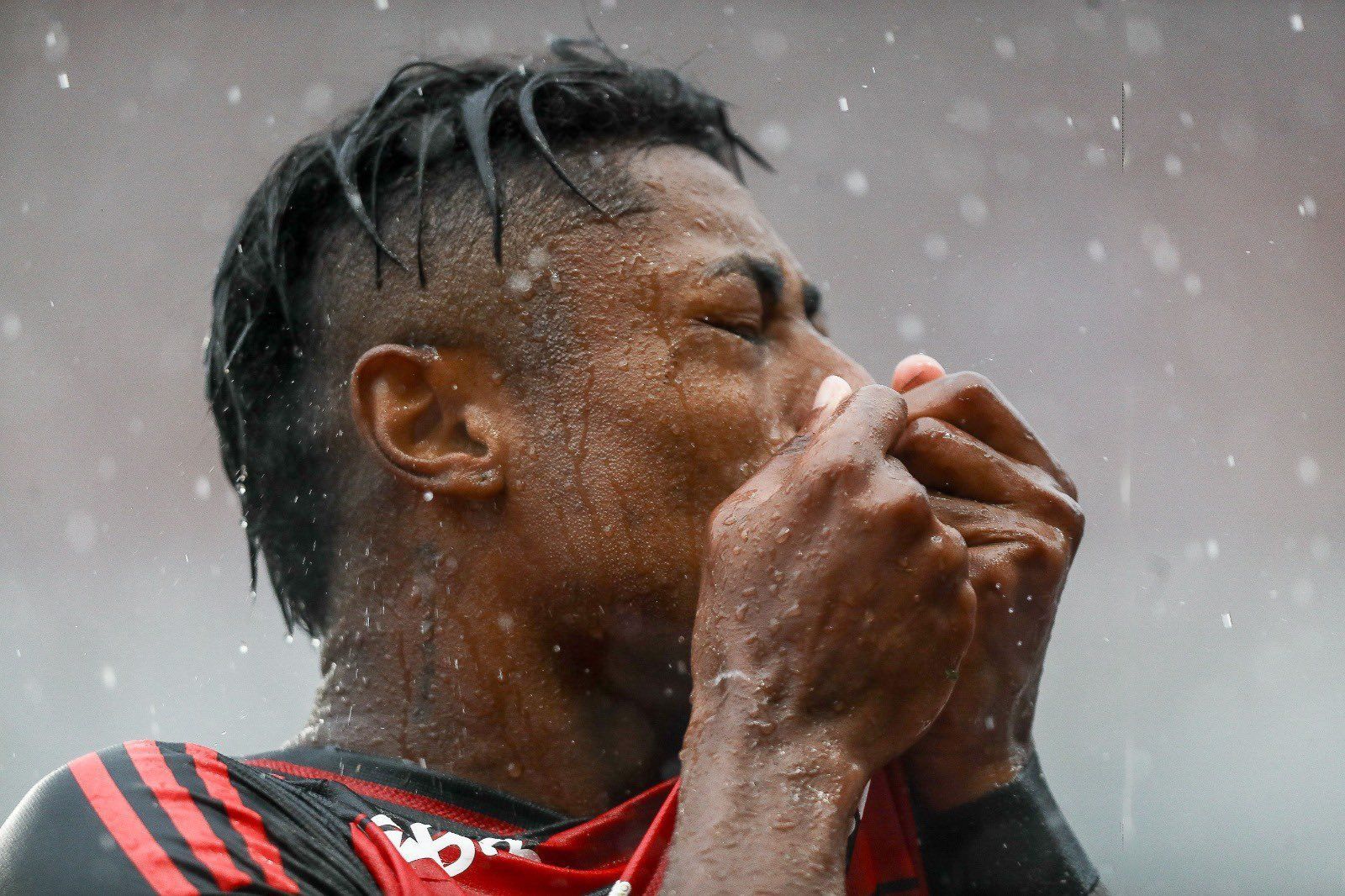Bruno Henrique e Arrascaeta se isolam como maiores campeões da história do Flamengo