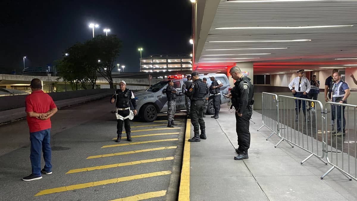 Flamengo dribla torcida e evita protestos em desembarque no Rio; veja como foi