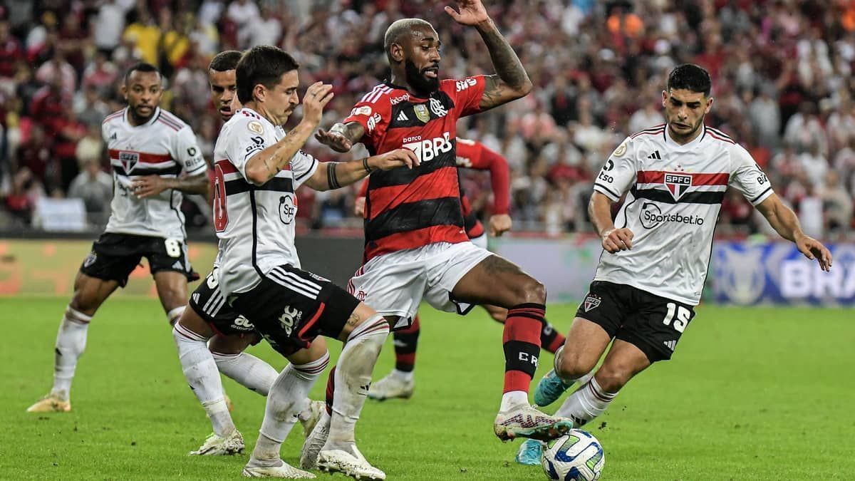 Vaiado, Flamengo busca empate no fim contra reservas do São Paulo