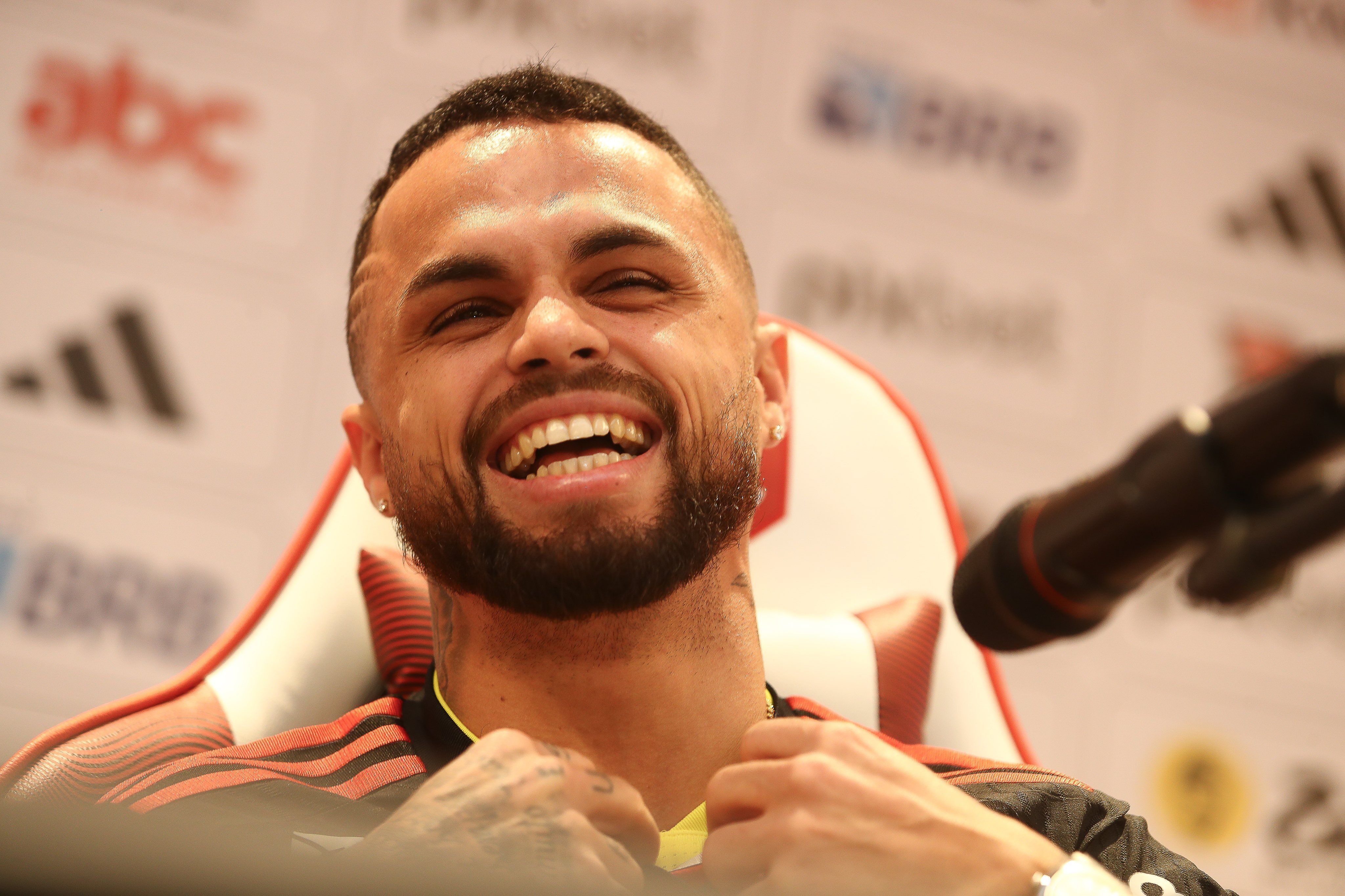 Michael arranca risadas em volta ao Flamengo, elogia Neymar e crava: 'Zerei o game'