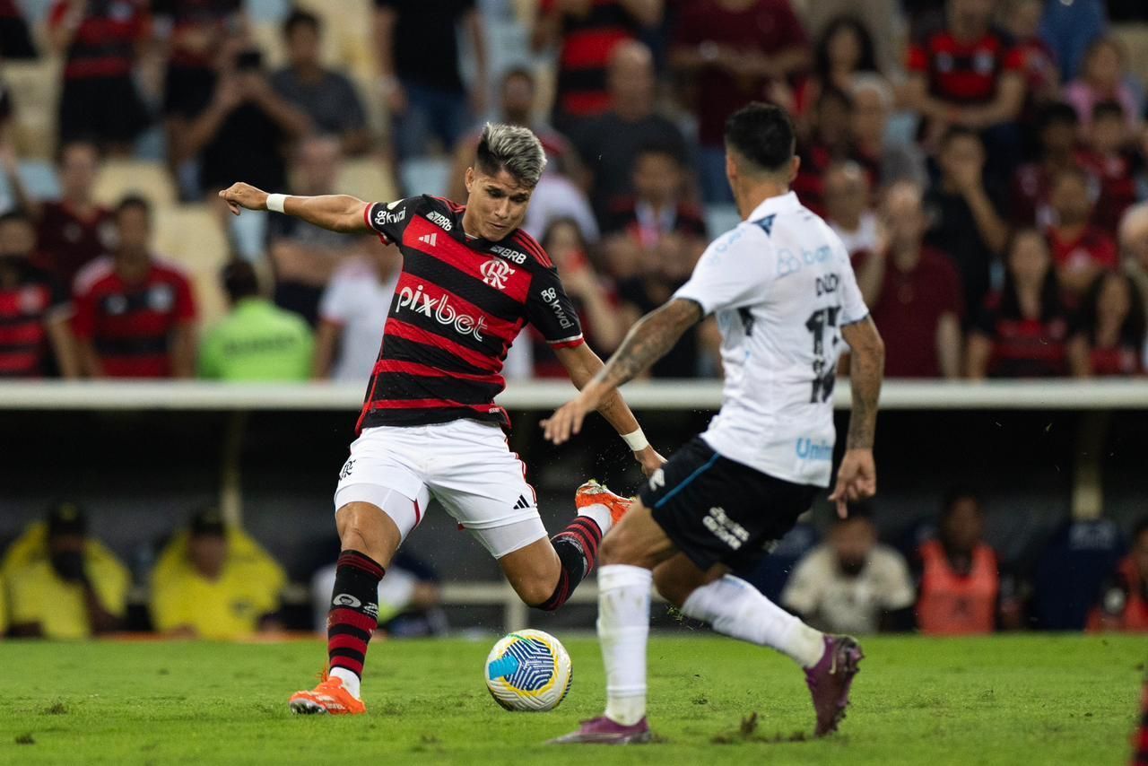 Com Neymar no Maracanã, Flamengo vence o Grêmio e lidera o Brasileirão