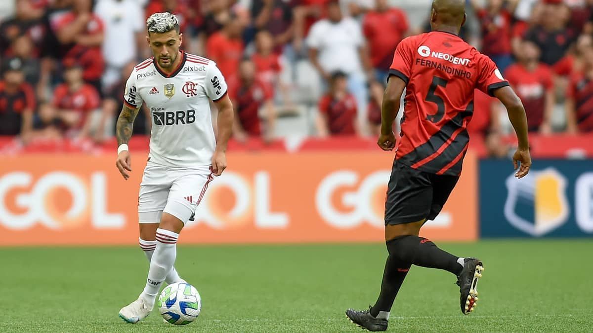 Flamengo sofre a virada do Athletico e segue sem vencer com Sampaoli no Brasileirão