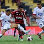 Flamengo poupa titulares, vence Resende e dispara no Carioca