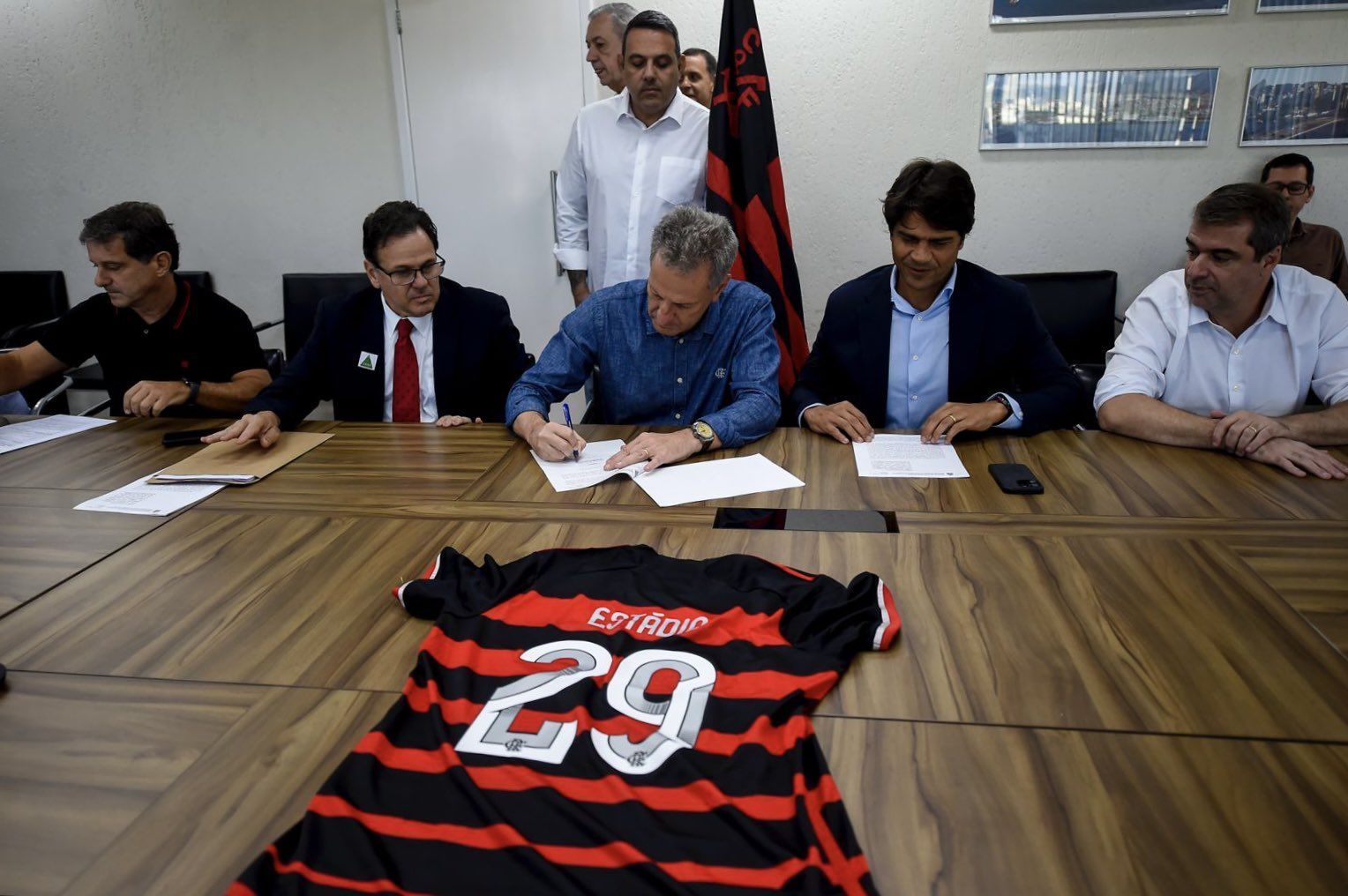 Flamengo assina termo da promessa de compra e venda do terreno do Gasômetro