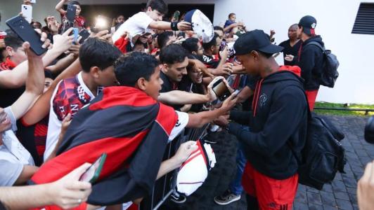 Flamengo recebeu grande apoio da torcida na chegada a Uberlândia