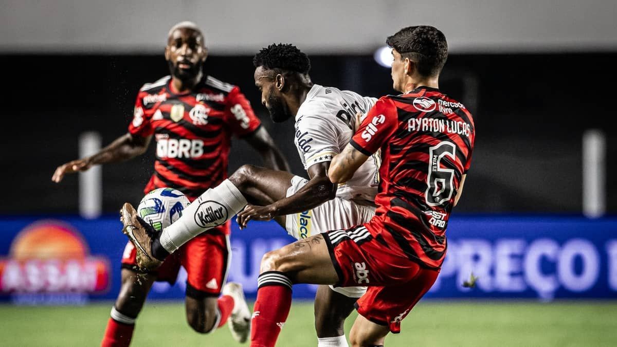Flamengo vence Santos e assume terceira colocação do Brasileiro