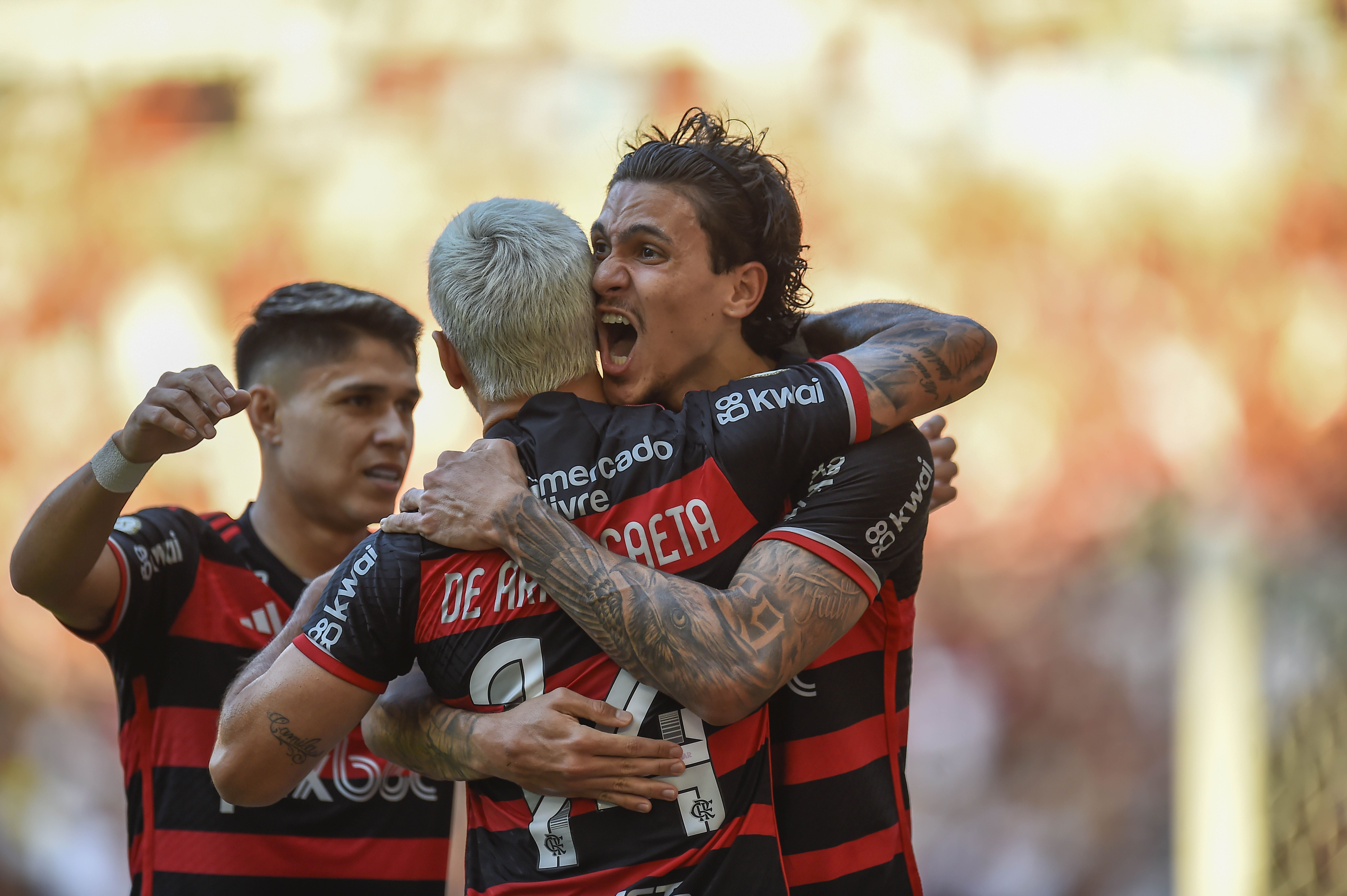 Pedro, do Flamengo, reage à notícia de ser o maior artilheiro do mundo em 2024