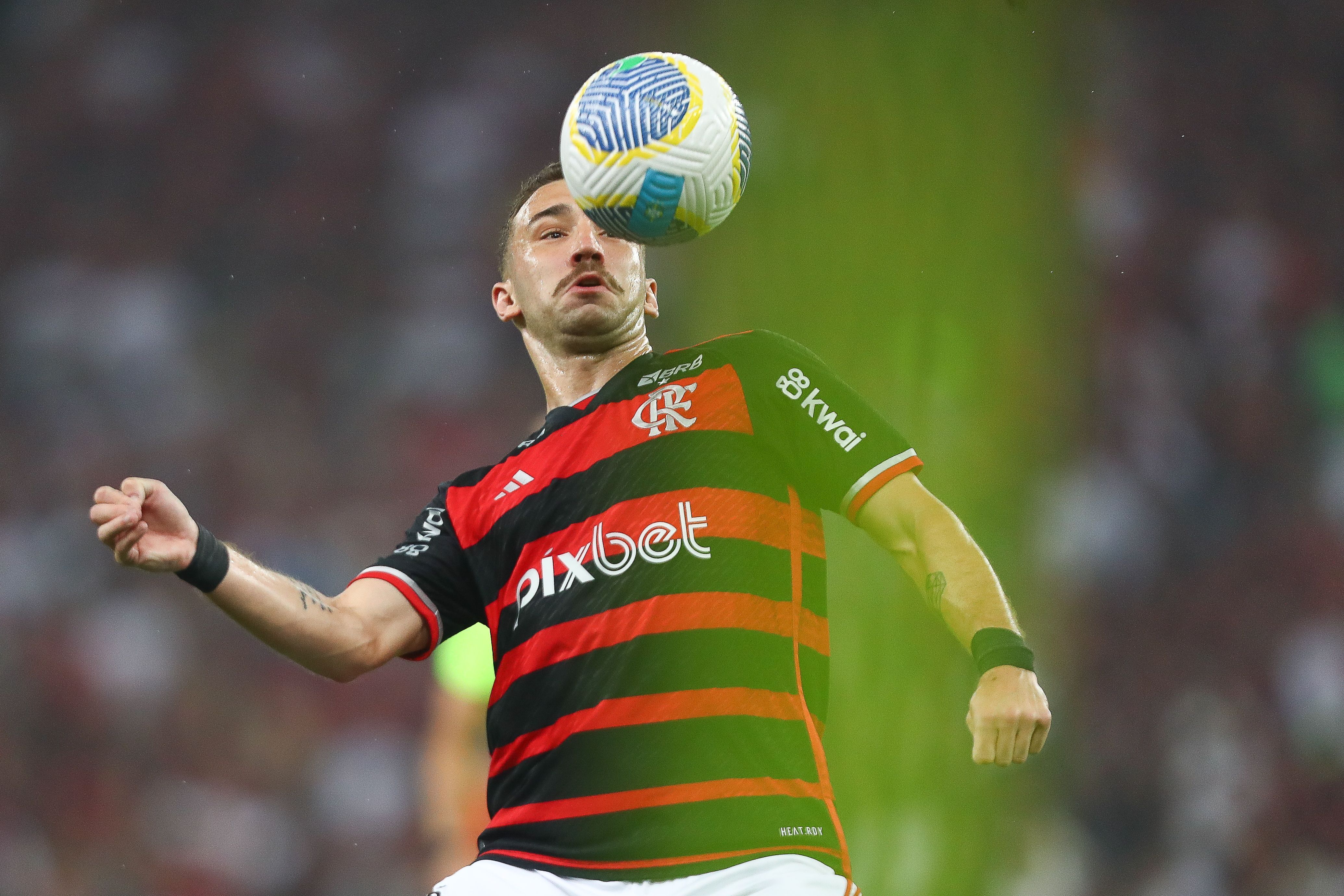 Léo Ortiz se firma como volante, é decisivo e ganha elogios no Flamengo
