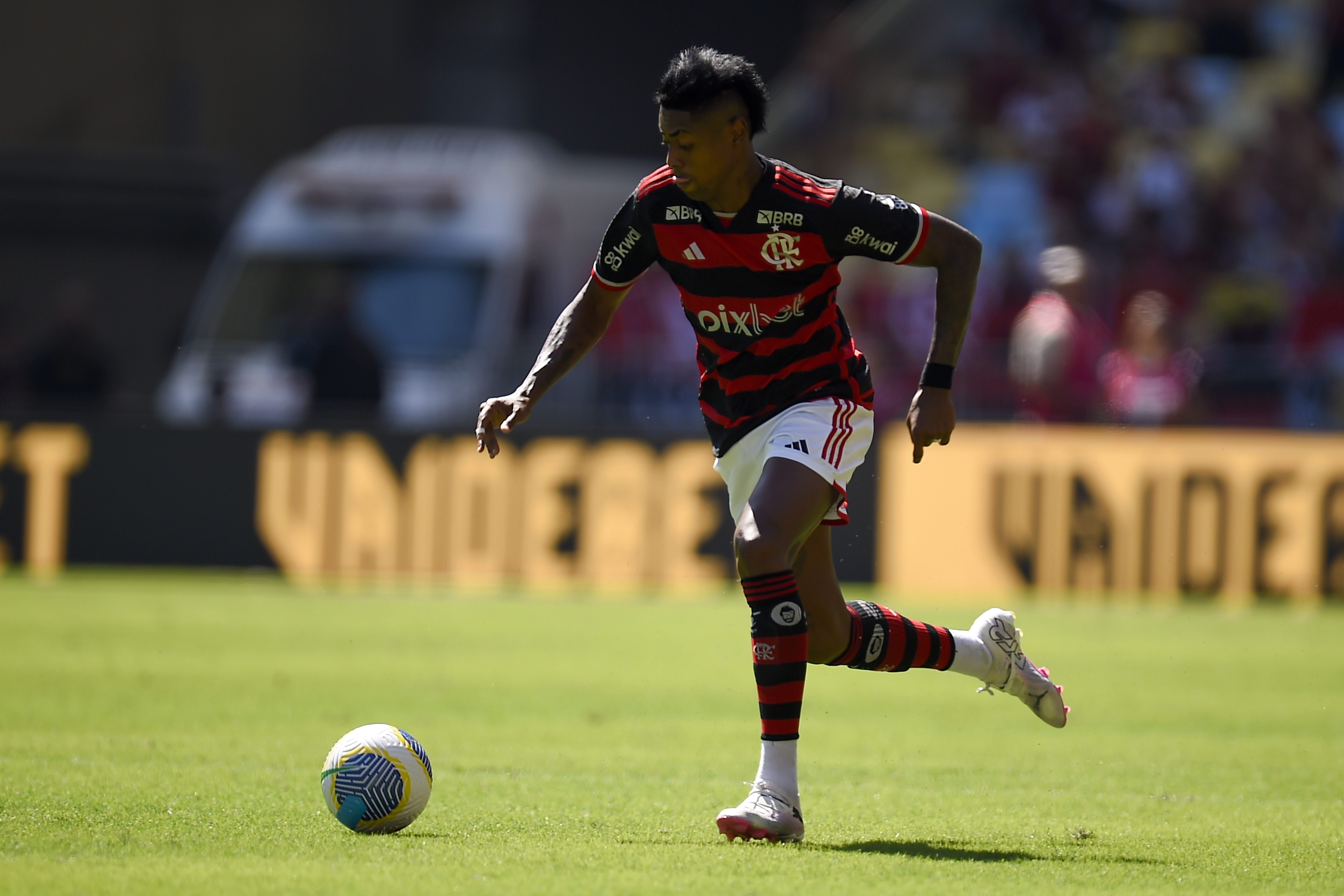 Flamengo x Botafogo: Bruno Henrique questiona árbitro, e CBF divulga áudio do VAR