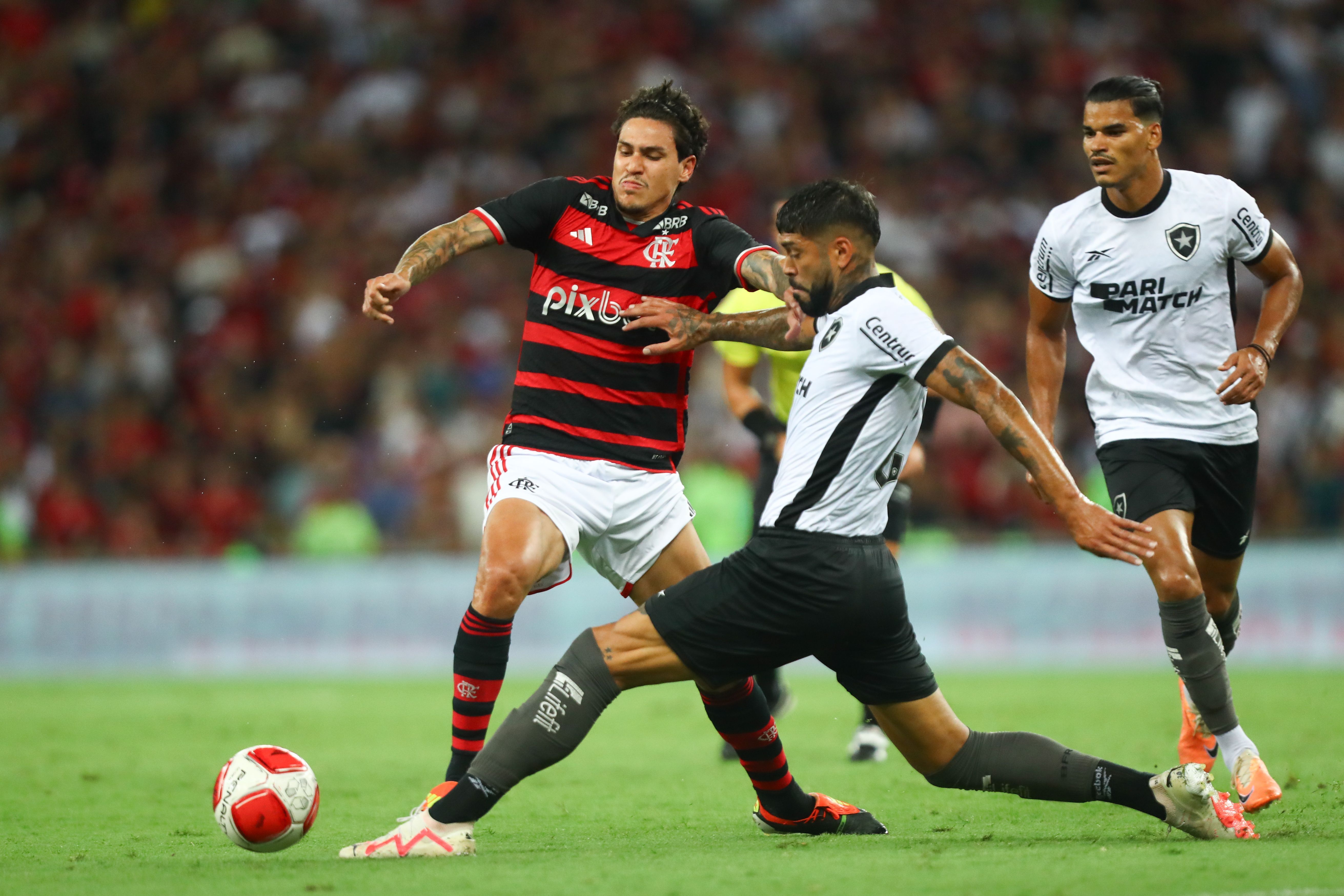 Vaias e aplausos reacendem discussão sobre Pedro e Gabigol no Flamengo