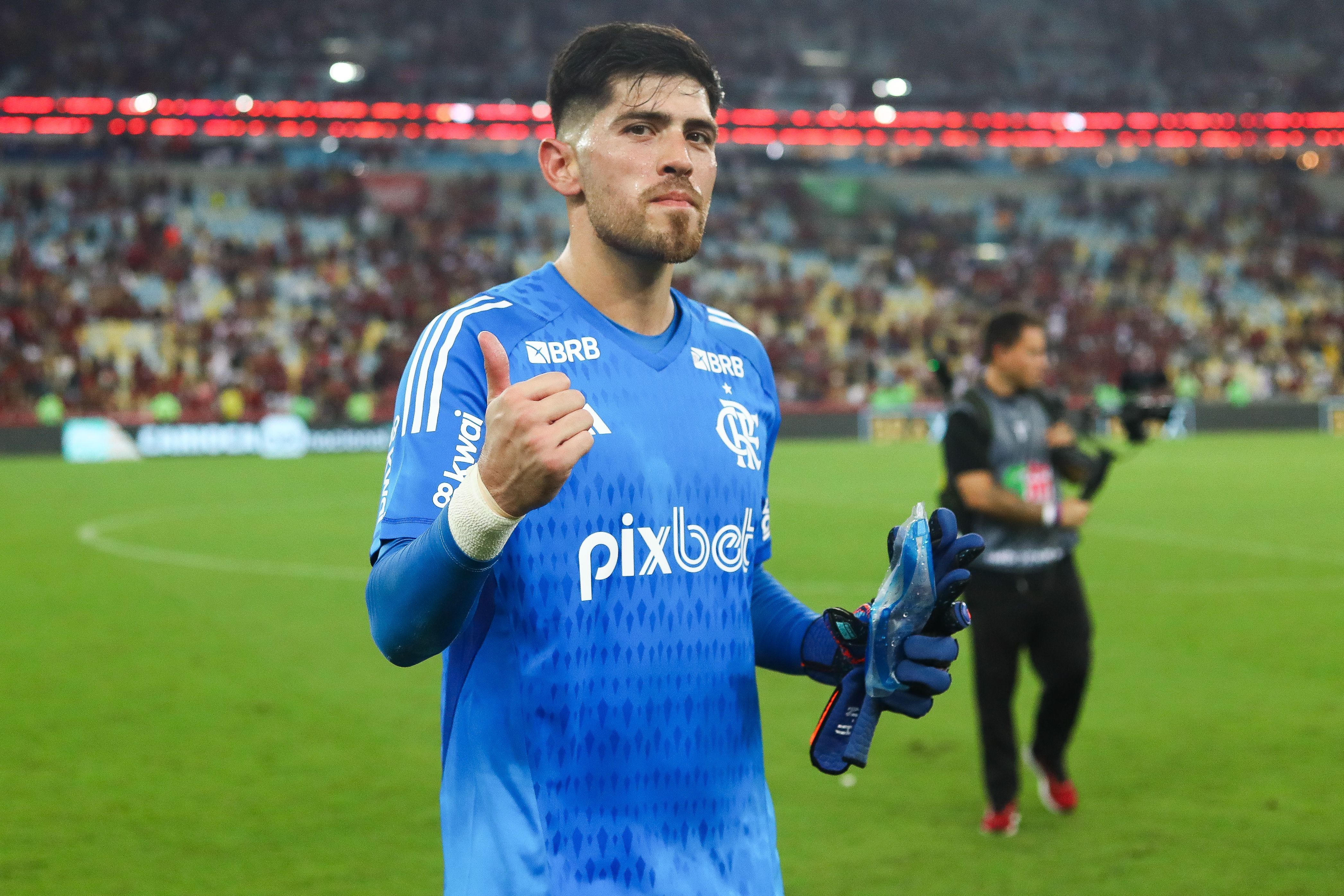 Rossi bate recorde de Cantarele no Flamengo e divide méritos