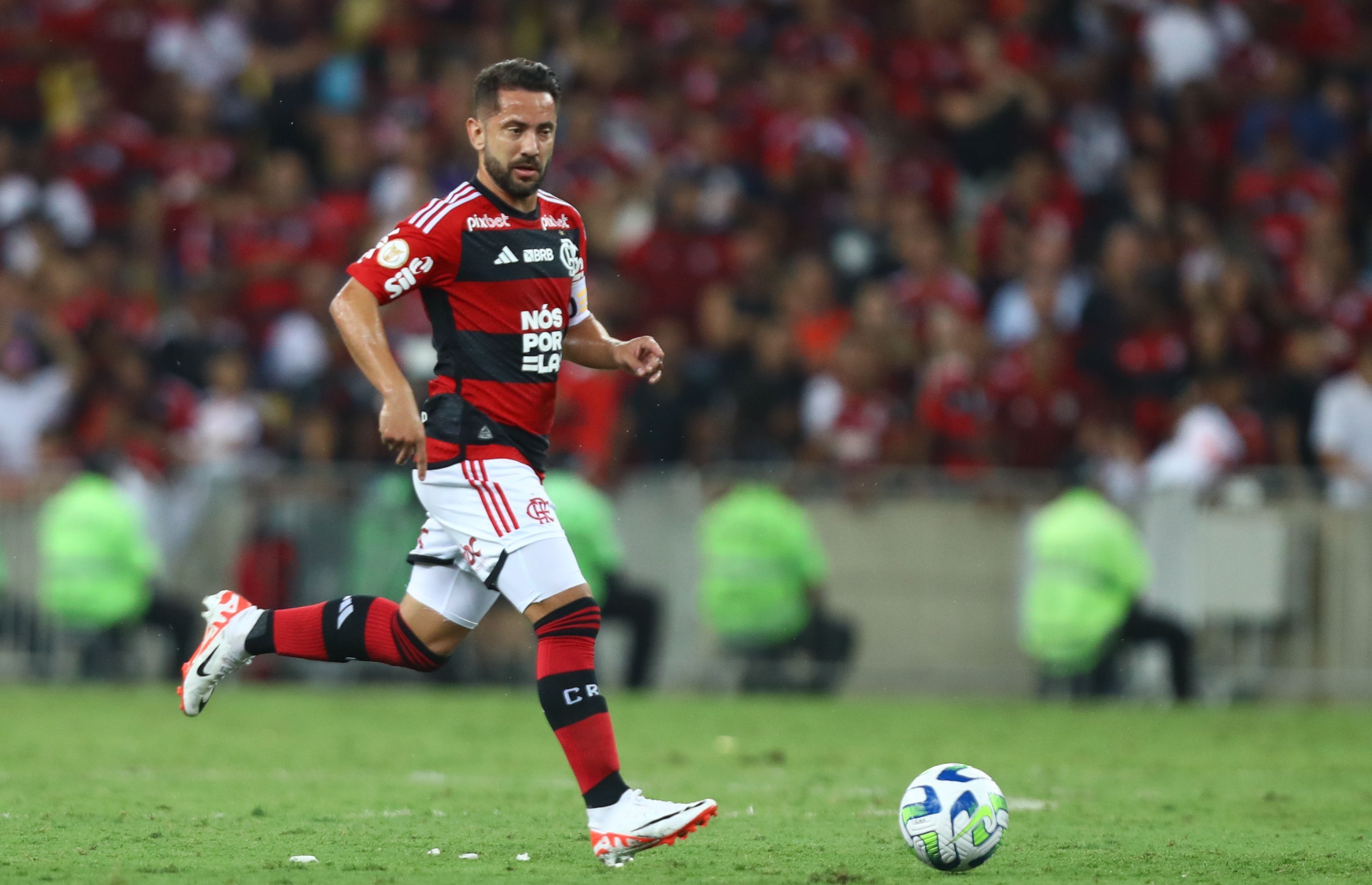 Everton Ribeiro tem futuro incerto no Flamengo e é acompanhado por outros clubes